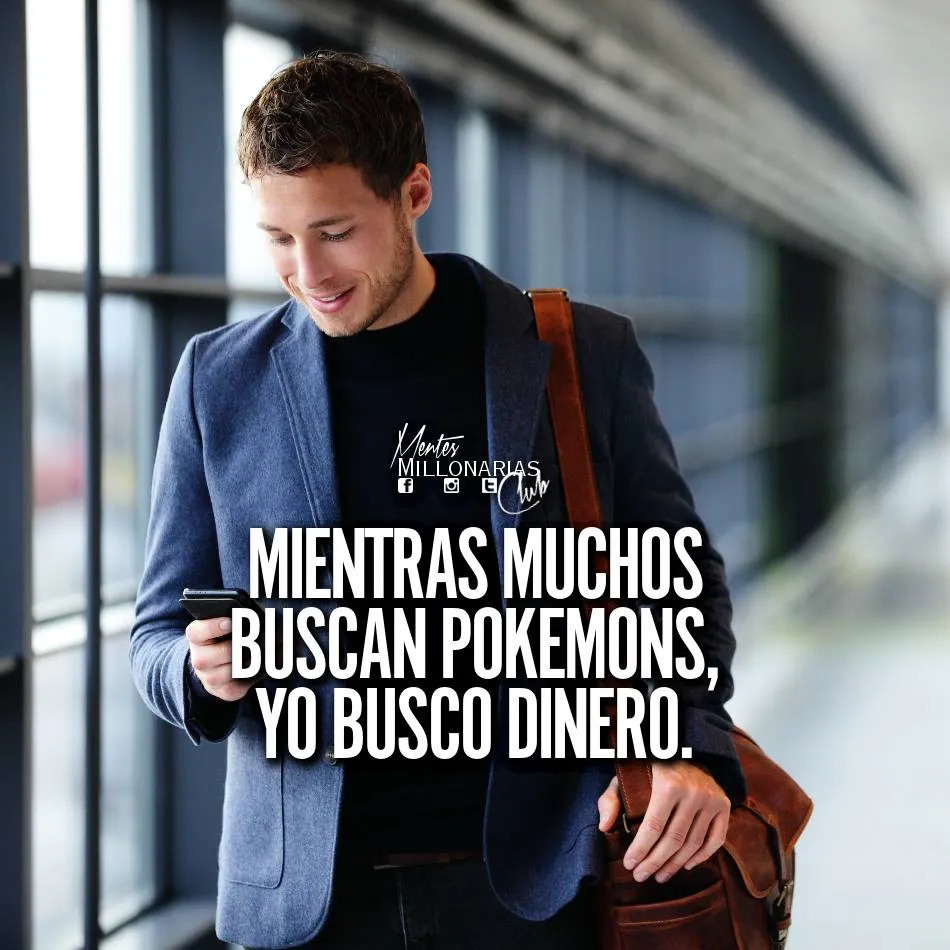 Un hombre joven con traje azul marino y camisa blanca camina por un pasillo mirando su teléfono. Tiene una bolsa marrón colgando del hombre izquierdo y se ve pensativo.